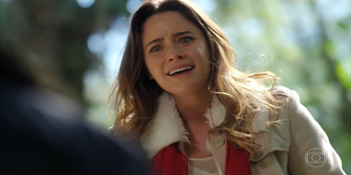 Ana com blusa creme de frio ao ar livre em cena de A Vida da Gente Ana com blusa creme de frio ao ar livre em cena de A Vida da Gente