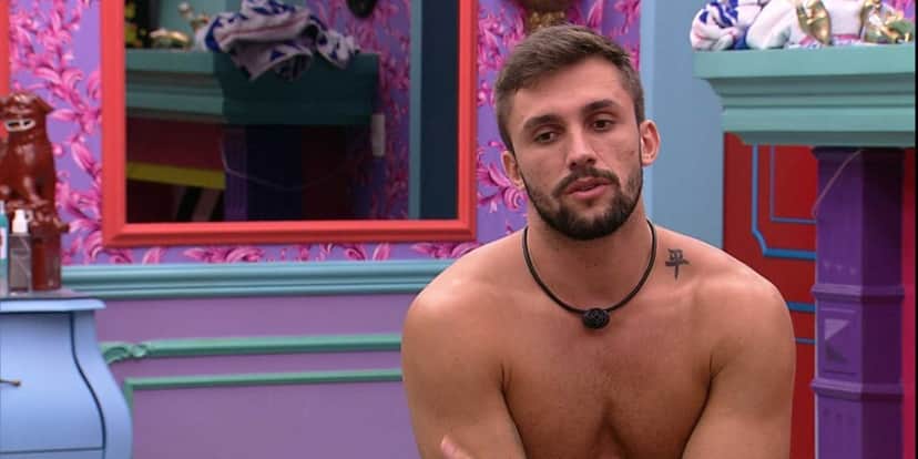 Arthur leva patada de Carla Diaz no BBB21 (Foto: Reprodução) Arthur leva patada de Carla Diaz no BBB21 (Foto: Reprodução)