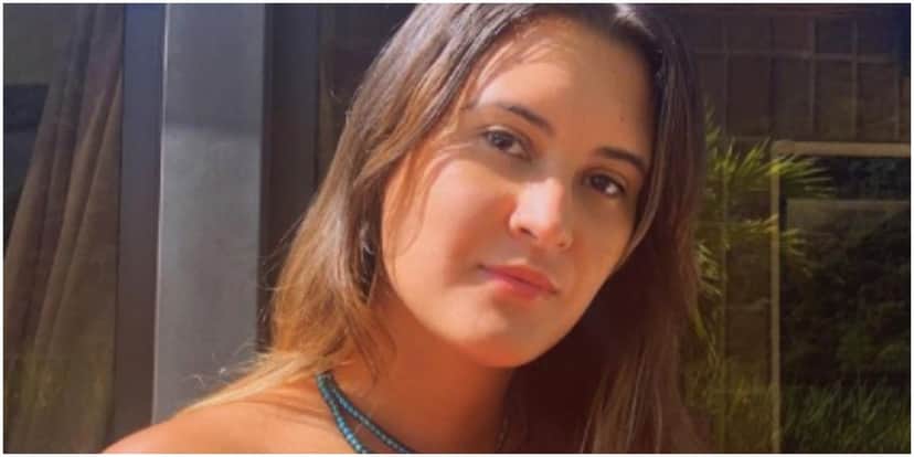 Bia Bonemer, filha de Fátima Bernardes, apostou em um look que deixou a barriga de fora (Foto: Reprodução/ Instagram) Bia Bonemer, filha de Fátima Bernardes, apostou em um look que deixou a barriga de fora (Foto: Reprodução/ Instagram)