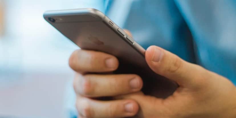 Homem morre mexendo no celular (Foto: Reprodução) Homem morre mexendo no celular (Foto: Reprodução)