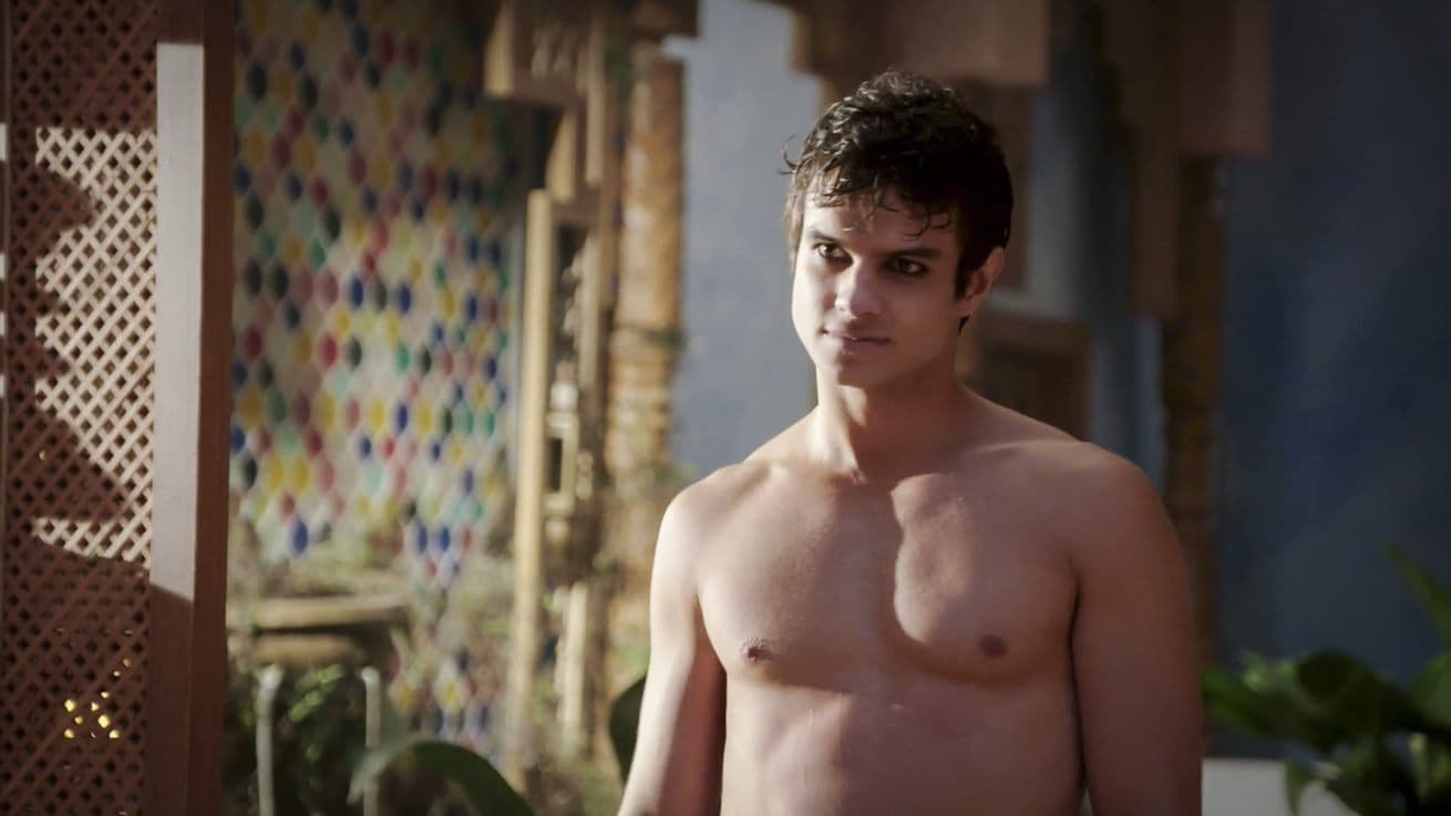 Naor, personagem de Gênesis, é rapaz branco, jovem e surge sem camisa em cena Naor, personagem de Gênesis, é rapaz branco, jovem e surge sem camisa em cena