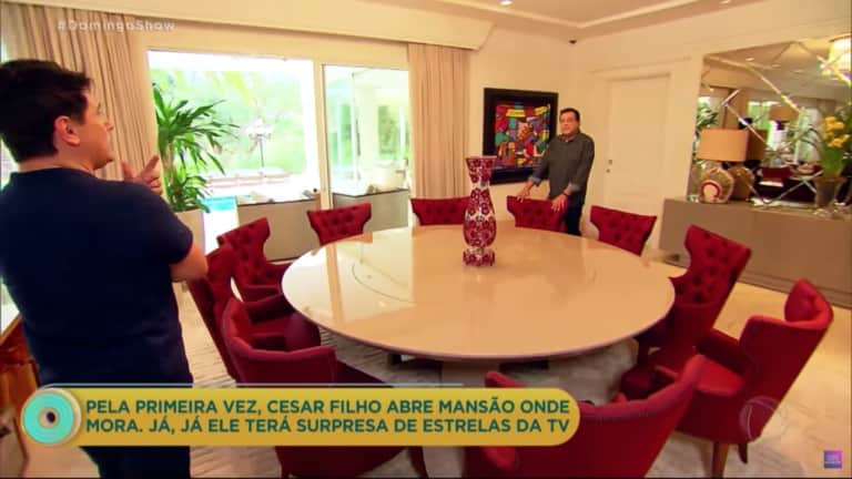 Mesa gigantesca de César Filho (Foto: Reprodução) Mesa gigantesca de César Filho (Foto: Reprodução)