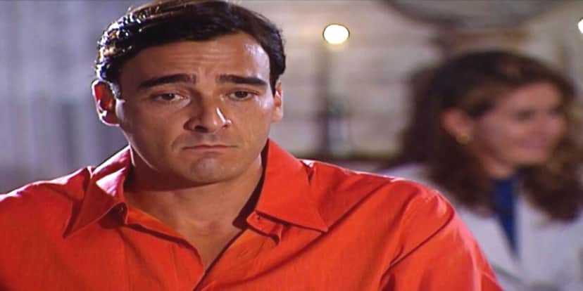 Danilo é homem que usa camisa social laranja, branco que tem cabelo curto e liso na trama de Laços de Família Danilo é homem que usa camisa social laranja, branco que tem cabelo curto e liso na trama de Laços de Família
