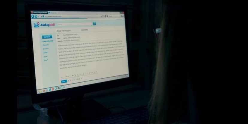 cena de amor de mãe de uma tela de computador com um e-mail cena de amor de mãe de uma tela de computador com um e-mail