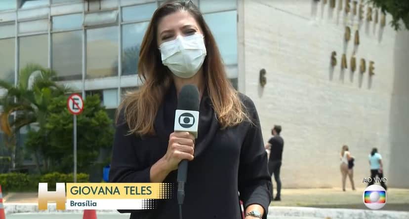 Giovana Teles está de plantão na porta do prédio do Ministério da Saúde, em Brasília (Foto: Reprodução/TV Globo) Giovana Teles está de plantão na porta do prédio do Ministério da Saúde, em Brasília (Foto: Reprodução/TV Globo)