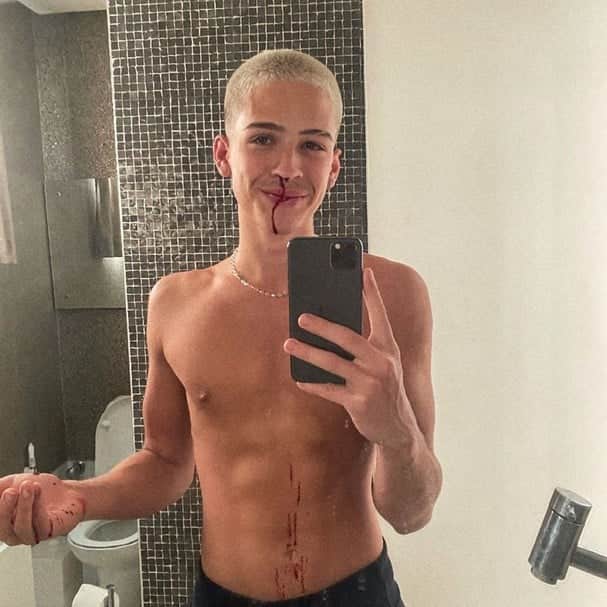 João Guilherme tira selfie e mostra nariz escorrendo dentro do banheiro (Reprodução: Instagram) João Guilherme tira selfie e mostra nariz escorrendo dentro do banheiro (Reprodução: Instagram)