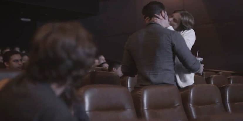 Karina de roupa branca beija rapaz de camisa longa cinza em sala de cinema na novela Malhação Karina de roupa branca beija rapaz de camisa longa cinza em sala de cinema na novela Malhação