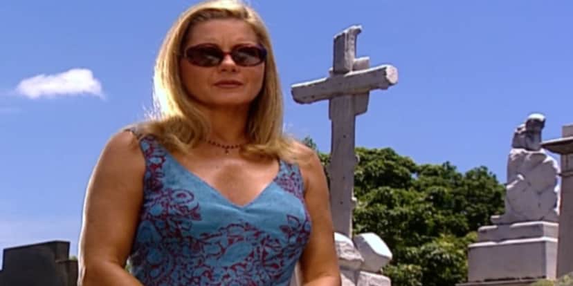 Helena vai à sepultura do marido em Laços de Família (Foto: Reprodução) Helena vai à sepultura do marido em Laços de Família (Foto: Reprodução)