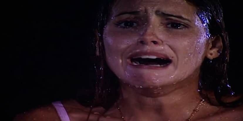Íris tem expressão de horror na chuva em cena de Laços de Família Íris tem expressão de horror na chuva em cena de Laços de Família
