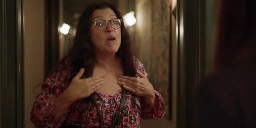 Lurdes bate no peito em cena de Amor de Mãe Lurdes bate no peito em cena de Amor de Mãe