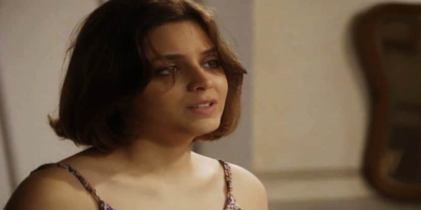 Mari (Maria Luiza Campos), em cena da novela Malhação, menina branca, cabelos castanhos curtos e usa blusa de alcinha Mari (Maria Luiza Campos), em cena da novela Malhação, menina branca, cabelos castanhos curtos e usa blusa de alcinha