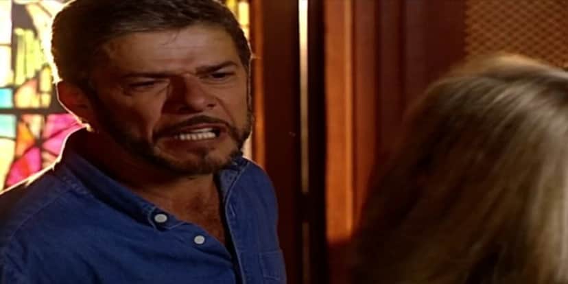 Pedro, em cena de Laços de Família, chora enquanto usa uma camisa social azul Pedro, em cena de Laços de Família, chora enquanto usa uma camisa social azul