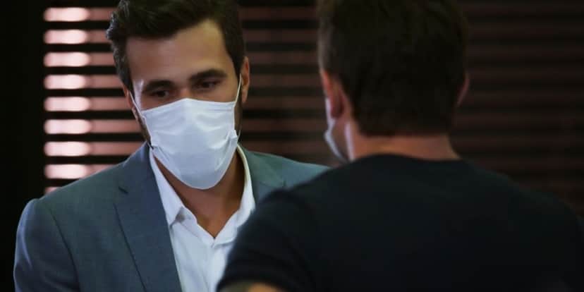Rafael em cena de Salve-se Quem Puder de máscara branca, usando terno cinza e camisa branca Rafael em cena de Salve-se Quem Puder de máscara branca, usando terno cinza e camisa branca
