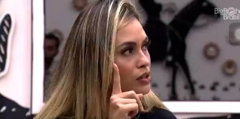 Sarah "escuta" Lumena no segundo andar do BBB21 (Foto: Reprodução) Sarah "escuta" Lumena no segundo andar do BBB21 (Foto: Reprodução)