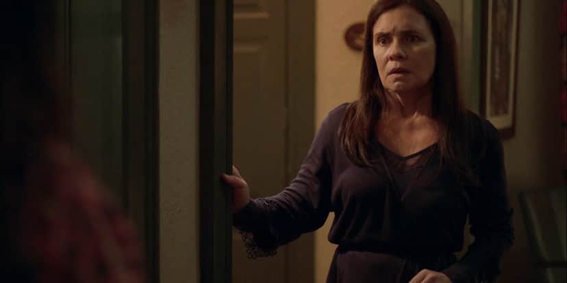 Thelma se segura em batente da porta em trama de Amor de Mãe Thelma se segura em batente da porta em trama de Amor de Mãe