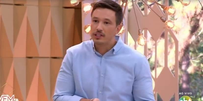 Gabriel Cartolano durante "Vem Pra Cá", do SBT, desta quarta-feira, 28 (Reprodução) Gabriel Cartolano durante "Vem Pra Cá", do SBT, desta quarta-feira, 28 (Reprodução)
