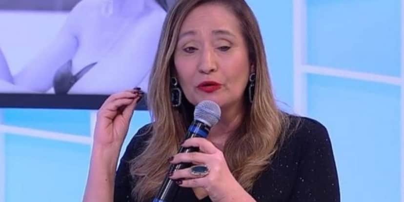 "Tinha deixado pelada", escandaliza Sonia Abrão ao vivo às câmeras após expor toda a verdade sobre famosa "Tinha deixado pelada", escandaliza Sonia Abrão ao vivo às câmeras após expor toda a verdade sobre famosa