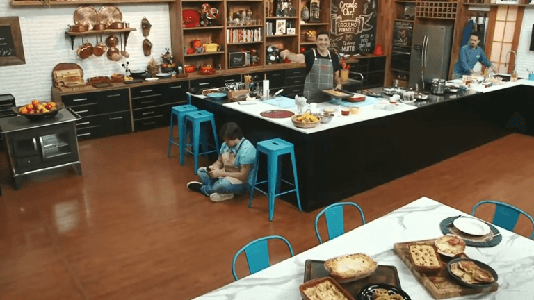 Lucas Salles flagrado sentado no The Chef (Foto: Reprodução) Lucas Salles flagrado sentado no The Chef (Foto: Reprodução)