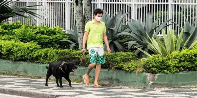 Felipe Dylon passeando com o seu cachorro com uma aparência mais magra (Foto: Reprodução) Felipe Dylon passeando com o seu cachorro com uma aparência mais magra (Foto: Reprodução)