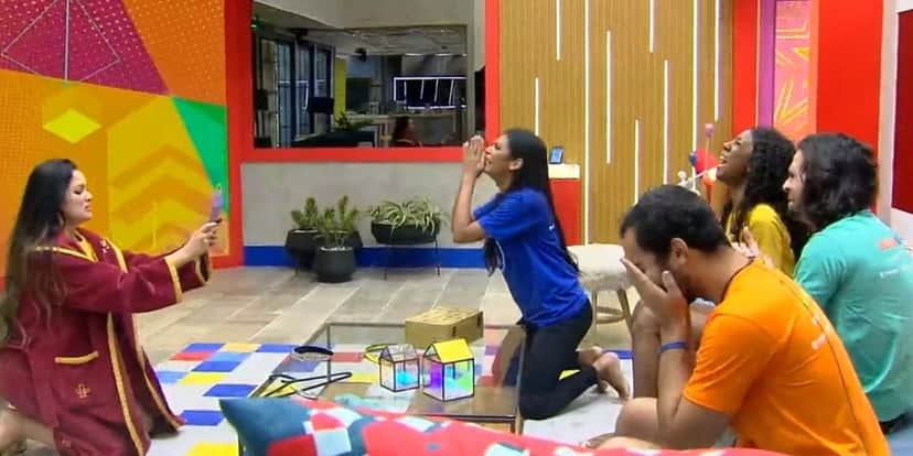 Juliette lendo o anúncio no BBB21 que a vacinação já está acontecendo (Reprodução) Juliette lendo o anúncio no BBB21 que a vacinação já está acontecendo (Reprodução)