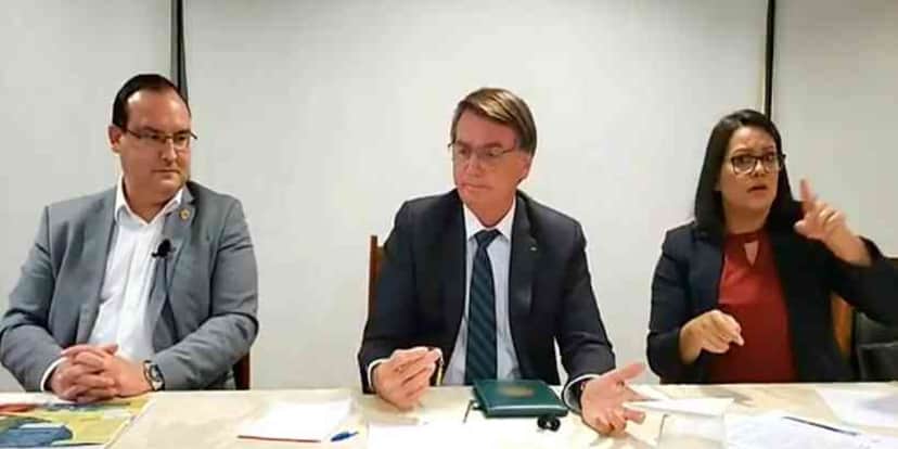 Jair Bolsonaro ao lado de Marcelo Xavier, presidente da Funai, e da intérprete de libras (Foto: Reprodução) Jair Bolsonaro ao lado de Marcelo Xavier, presidente da Funai, e da intérprete de libras (Foto: Reprodução)