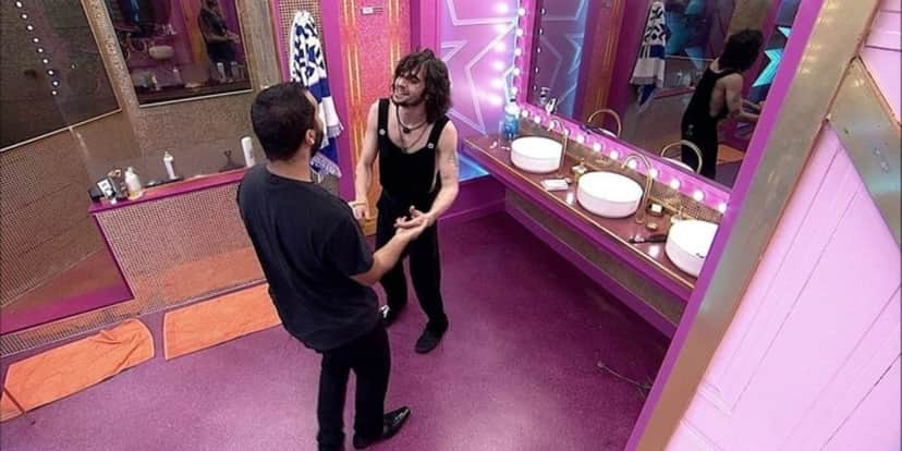 Fiuk dá beijo gay em Gilberto no BBB21 (Foto: Reprodução) Fiuk dá beijo gay em Gilberto no BBB21 (Foto: Reprodução)