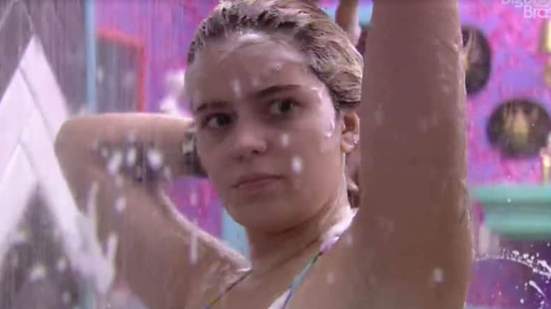 Influenciadora toma banho no "BBB21" (Reprodução) Influenciadora toma banho no "BBB21" (Reprodução)