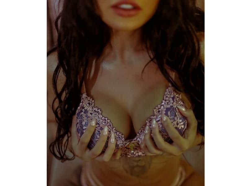 Perlla dá zoom revelador e aperta os seios com look sensual Perlla dá zoom revelador e aperta os seios com look sensual