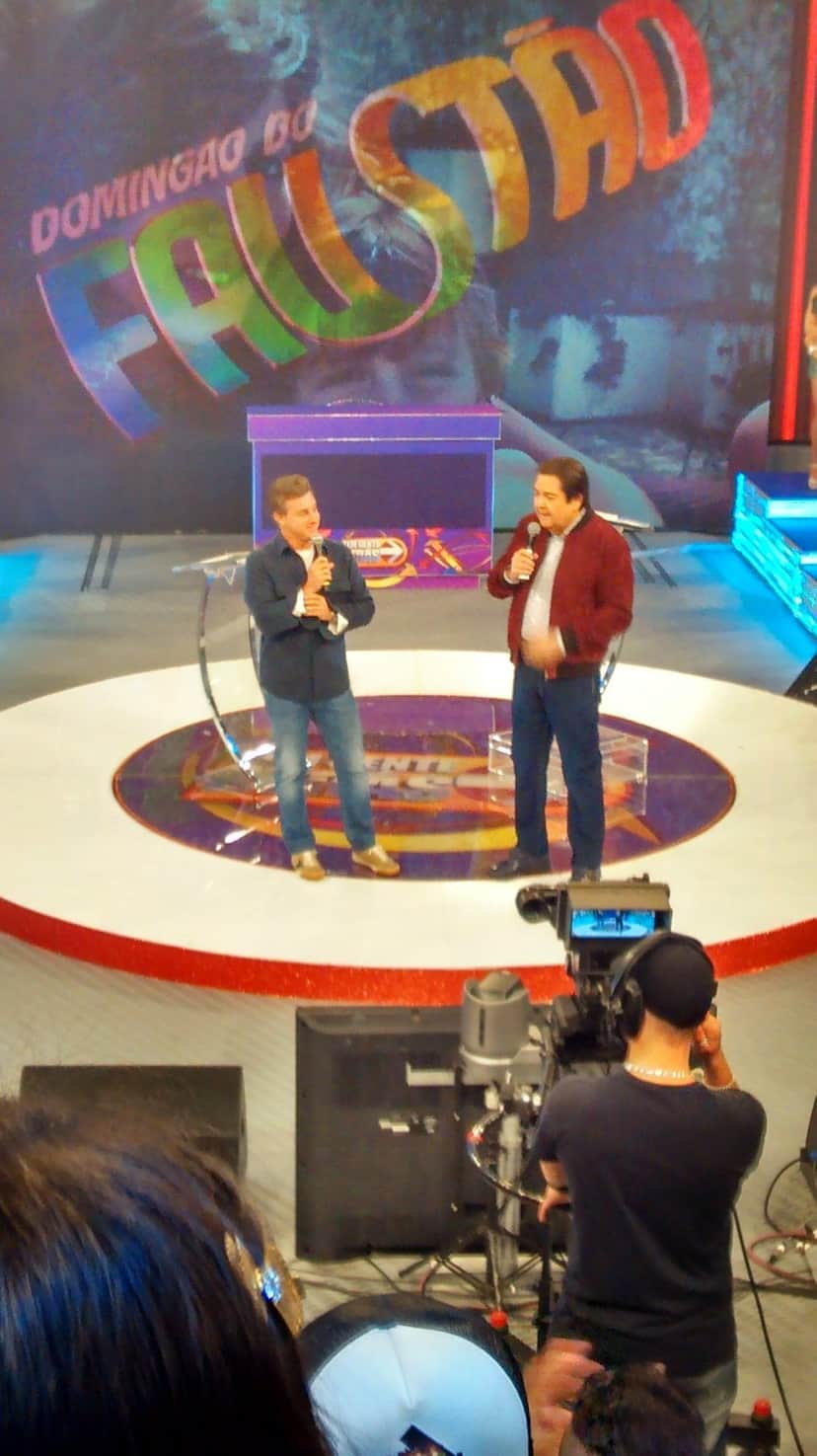 Após expulsão de Faustão, Huck é flagrado nos estúdios do Domingão e tem verdade escorraçada: "Muito falso" Após expulsão de Faustão, Huck é flagrado nos estúdios do Domingão e tem verdade escorraçada: "Muito falso"