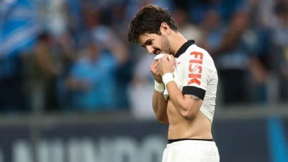 "Queria bater nele", Pato é detonado em canal aberto por famoso após forçar separação de Rebeca Abravanel "Queria bater nele", Pato é detonado em canal aberto por famoso após forçar separação de Rebeca Abravanel