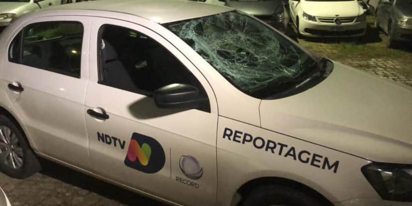 Carro da equipe de jornalistas após o ataque (Foto: Reprodução) Carro da equipe de jornalistas após o ataque (Foto: Reprodução)