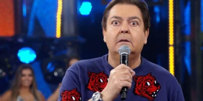 Faustão passa por cima de punições da Globo, assina com a Band e detalhe escondido do novo contrato é chocante Faustão passa por cima de punições da Globo, assina com a Band e detalhe escondido do novo contrato é chocante