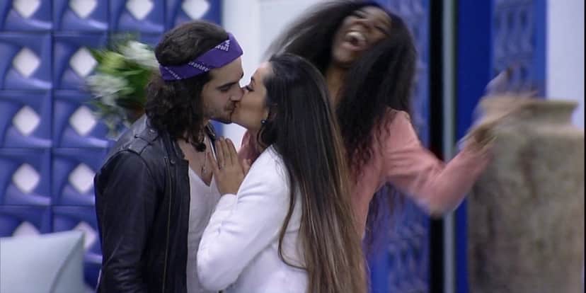 Fiuk e Juliette se beijam na reta final do BBB21 (Foto: Reprodução) Fiuk e Juliette se beijam na reta final do BBB21 (Foto: Reprodução)