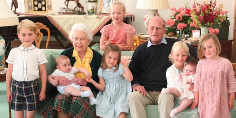Príncipe Philip, Rainha Elizabeth II e bisnetos (Foto: Reprodução) Príncipe Philip, Rainha Elizabeth II e bisnetos (Foto: Reprodução)
