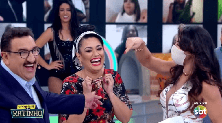Ratinho repara que vestido de Milene Pavorô está ao contrário (Foto: Reprodução/SBT) Ratinho repara que vestido de Milene Pavorô está ao contrário (Foto: Reprodução/SBT)