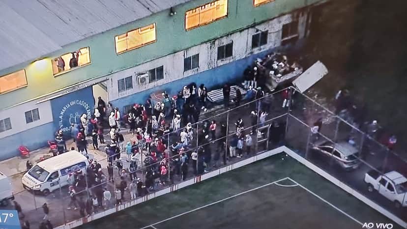 Mc Kevin é velado em São Paulo com caixão rodeado de aglomeração gritaria, ódio e tristeza; fotos Mc Kevin é velado em São Paulo com caixão rodeado de aglomeração gritaria, ódio e tristeza; fotos