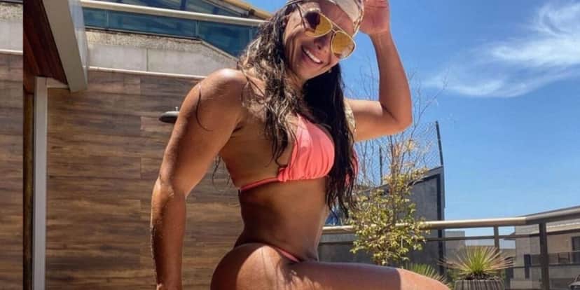 Viviane Araújo abre a roupa em vídeo, deixa melões explodindo pra fora e aperta parte íntima: "Que delícia" Viviane Araújo abre a roupa em vídeo, deixa melões explodindo pra fora e aperta parte íntima: "Que delícia"