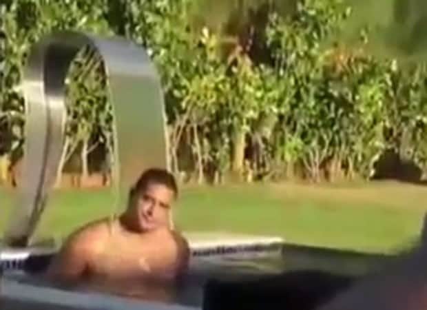 Xanddy se refrescando em cascata da mansão (Reprodução: Instagram) Xanddy se refrescando em cascata da mansão (Reprodução: Instagram)