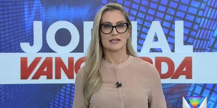 Agda Queiroz no comando de Telejornal na TV Vanguarda (Foto: Reprodução) Agda Queiroz no comando de Telejornal na TV Vanguarda (Foto: Reprodução)