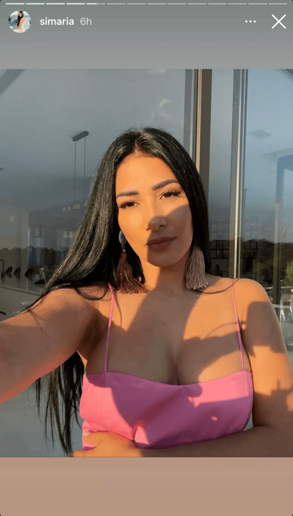 Simaria exibiu os seus belos seios em selfie matadora no Instagram (Foto: Reprodução) Simaria exibiu os seus belos seios em selfie matadora no Instagram (Foto: Reprodução)