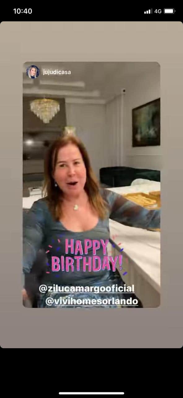 Zilu pula enquanto canta parabéns em roupa decotada (Reprodução) Zilu pula enquanto canta parabéns em roupa decotada (Reprodução)