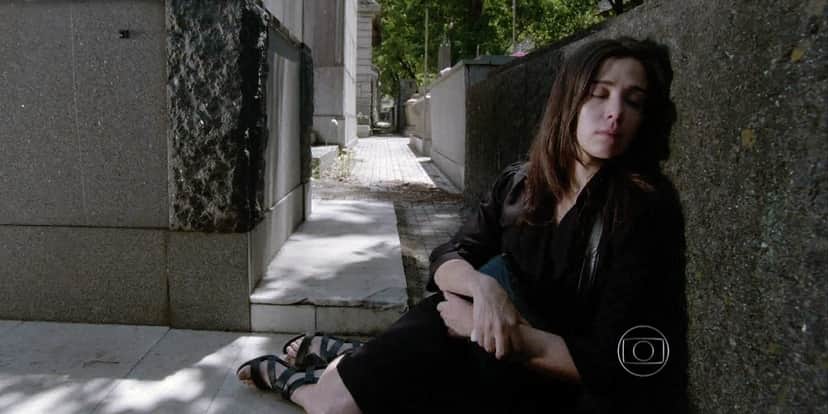 Cora, vestida de preto, dorme em cemitério na novela Império Cora, vestida de preto, dorme em cemitério na novela Império