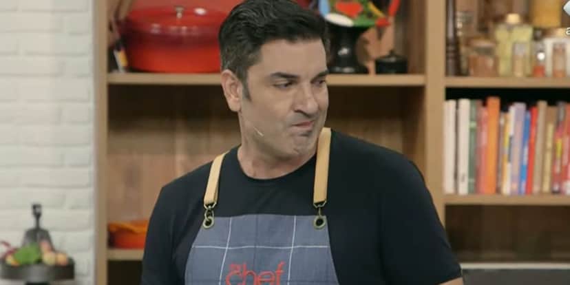 "Momento difícil", Edu Guedes cai no choro ao vivo, assusta assistente e confirma o pior: "Perdendo o emprego" "Momento difícil", Edu Guedes cai no choro ao vivo, assusta assistente e confirma o pior: "Perdendo o emprego"