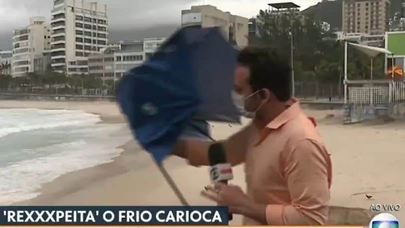 Repórter da Globo sofre acidente ao vivo (Reprodução) Repórter da Globo sofre acidente ao vivo (Reprodução)