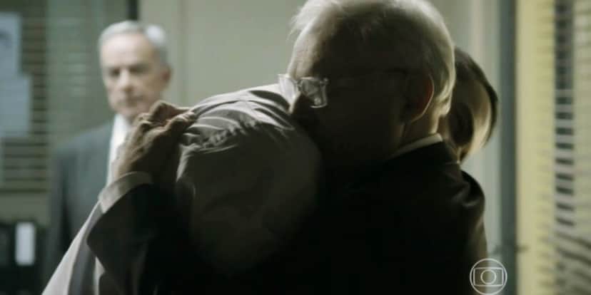 Silviano e Maurílio se abraçando em cena de Império Silviano e Maurílio se abraçando em cena de Império