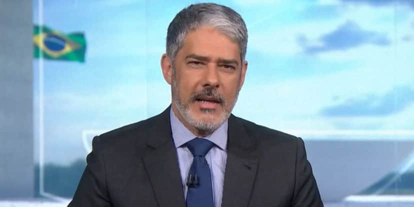 William Bonner é pego desprevenido em intervalo do Jornal Nacional e situação é vazada ao público: "Ele vai cair" William Bonner é pego desprevenido em intervalo do Jornal Nacional e situação é vazada ao público: "Ele vai cair"