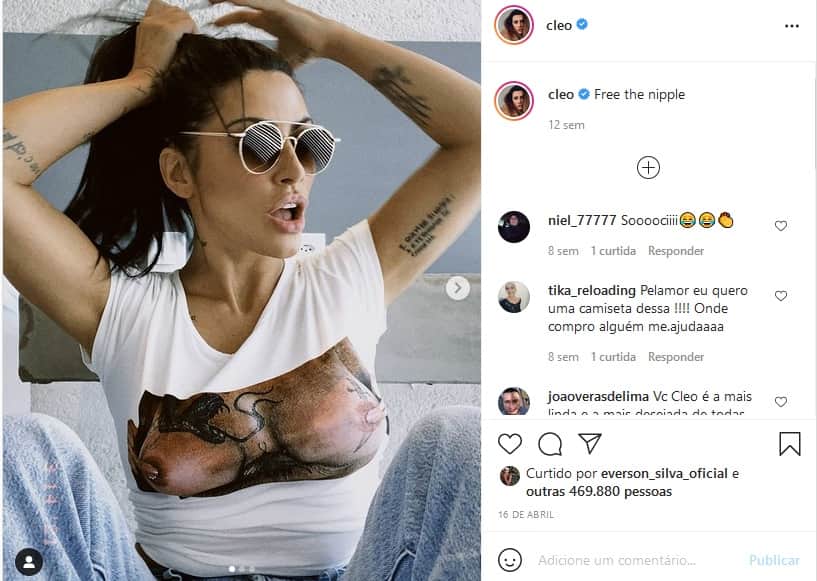 Cleo com seios à mostra estampados em sua blusa (Imagem: Reprodução) Cleo com seios à mostra estampados em sua blusa (Imagem: Reprodução)