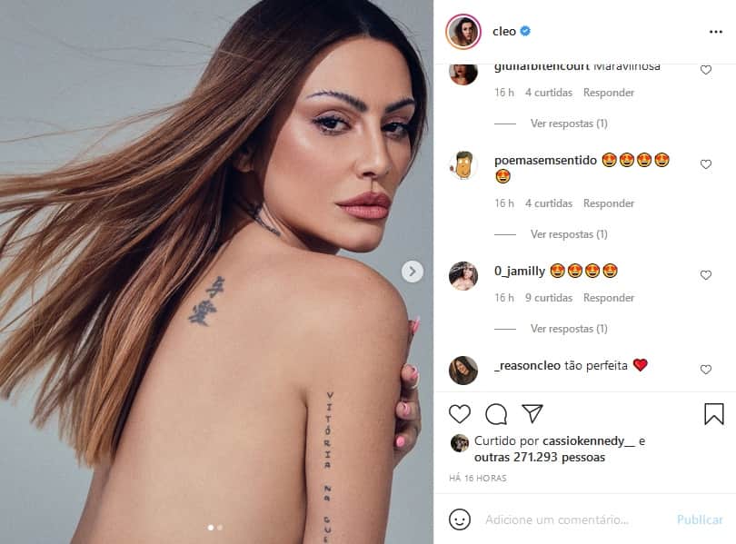 Cleo em foto com os seios de fora (Imagem: Reprodução) Cleo em foto com os seios de fora (Imagem: Reprodução)