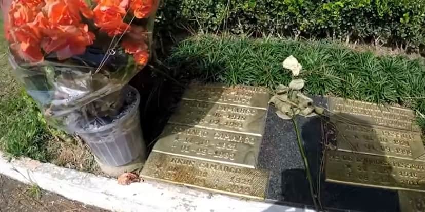 Entramos no cemitério de Gugu e Hebe Camargo e imagens do caixão comprovam o que ninguém queria saber; veja Entramos no cemitério de Gugu e Hebe Camargo e imagens do caixão comprovam o que ninguém queria saber; veja