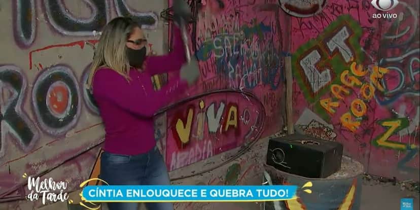 Catia Fonseca flagra repórter destruindo estúdio, se assusta e exige que programa seja derrubado: "Enlouqueceu" Catia Fonseca flagra repórter destruindo estúdio, se assusta e exige que programa seja derrubado: "Enlouqueceu"